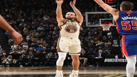 “多特蒙德战平不来梅，吉拉西头球建功——《天下足球》独家报道”